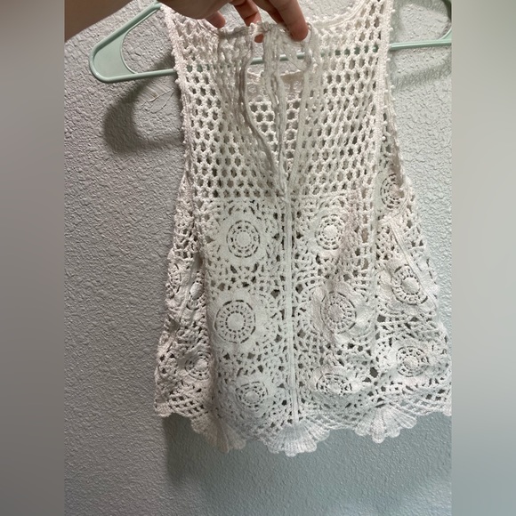Small Guess crochet top, ties in the back - Picture 2 of 3